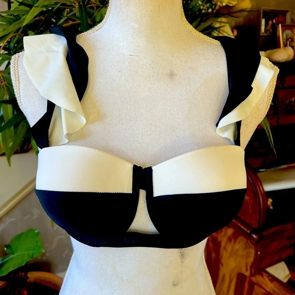Ladies size Medium NWOT swim suit top black and white. Adorable